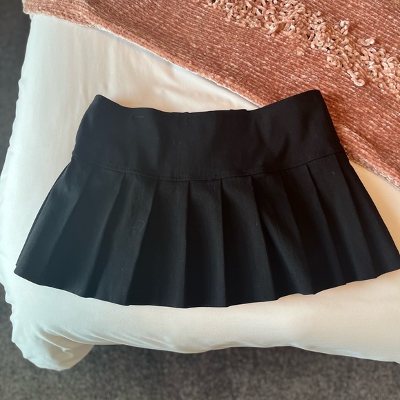 Pleated black skirt - Picture 6 of 6